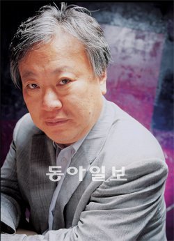 장편 ‘리투아니아 여인’으로 제15회 동리문학상을 받은 소설가 이문열은 “참 오래간만에 받는 작품상이라 기쁘지만 나이도 있는데 상을 받게 돼 민망하기도 하다”고 소감을 털어놨다. 민음사 제공