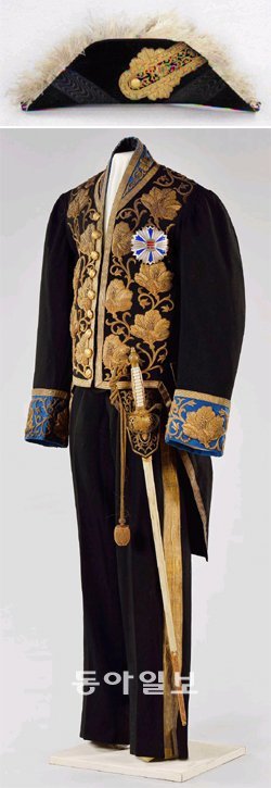 (위)무궁화 꽃과 줄기, 잎을 금사로 자수하고 금장단추를 단 민철훈의 대례모. (아래)대한제국 최고관료 등급인 1등칙임관 민철훈의대례복. 상의 전면과 소매, 칼집 등에 나라꽃인 무궁화가 선명히 새겨져 있다.경운박물관 제공