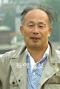 시집 ‘마른하늘에서 치는 박수 소리’로 제5회 목월문학상을 받은 시인 오세영은 “문단에서도, 학교(서울대)에서도 나는 왕따였다. 집념과 오기로 집필에 힘썼다”고 고백했다. 동아일보DB