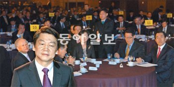 安 “정치권이 먼저 기득권 내려놓아야” 무소속 안철수 대선후보가 31일 서울 여의도 63빌딩에서 열린 ‘넥스트 소사이어티 2013’ 포럼에 참석해 축사를 하기 위해 연단으로 이동하고 있다. 사진공동취재단