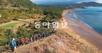 제주올레 걷기축제가 31일 올레 10코스에서 시작됐다. 참가자들은 해안, 오름을 쉬엄쉬엄 걷고 공연을 즐기며 제주의 가을에 푹 빠졌다. 임재영 기자 jy788@donga.com