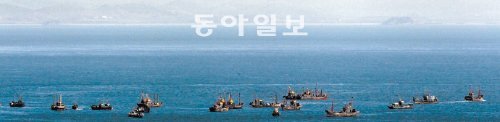 최근 중국 어선들이 서해5도 바다로 넘어와 우리 어민들의 그물과 어구를 훼손하는 일이 늘고 있다. 어민들은 정부와 해경에 대책을 요구하는 시위를 열었다. 인천 연평도 인근 바다에서 중국 어선들이 조업을 위해 대기하는 모습. 동아일보DB