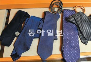 주세페 카발로 토즈코리아 지사장이 아끼는 타이와 가죽팔찌. 왼쪽 네이비 컬러 제품은 아버지가 물려준 40년 이상 된 펜디 타이다. 신원건 기자 laputa@donga.com