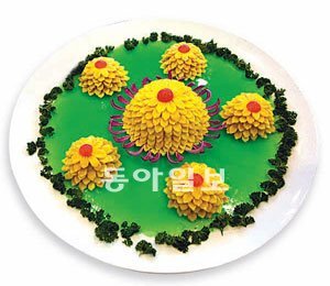 오리 혀로 노란 국화를 표현한 요리작품.