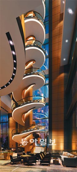 12일 서울 영등포구 여의도동에 문을 여는 콘래드서울 로비에서는 1층부터 5층(4층은 없음)을 연결하는 나선형 계단이 눈에 띈다. 그 높이가 36.5m에 달해 탁 트인 느낌을 준다. 콘래드서울 제공