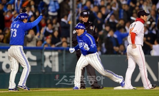 이승엽이 김재걸 코치와 환호하고 있다.
잠실ㅣ박화용 기자 inphoto@donga.com 트위터 @seven7sola