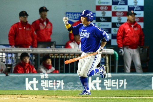 삼성 박석민이 길고 긴 타격 침묵을 깨고 KS 6차전 4회초 팀을 우승으로 이끄는 좌월2점홈런을 터뜨린 뒤 환호하고 있다. 스스로도 얼마나 좋았던지 배트를 든 채로 1루로 달려가고 있다. 잠실｜김민성 기자 marineboy@donga.com 트위터 @bluemarine007