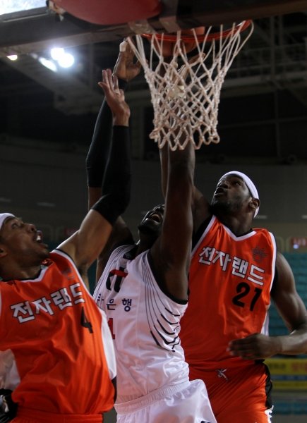 ‘2012~2013 KB 국민카드 프로농구’ 인천 전자랜드 엘리펀츠와 부산KT의 경기가 1일 오후 인천 삼산체육관에서 열렸다. 3쿼터 KT 존슨이 전자랜드 가스토와 문태종의 밀착수비를 따돌리고 슛을 쏘고 있다. 사진제공｜KBL