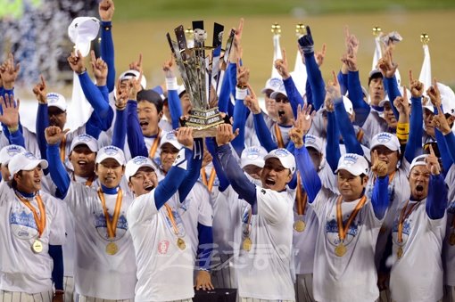 삼성 이승엽(앞 오른쪽)과 진갑용(앞 왼쪽)이 선수단 대표로 2012 한국시리즈 우승 트로피를 들어 올리며 환호하고 있다. 선수들도 이들을 둘러싸고 함께 기쁨을 나눴다. 잠실｜김종원 기자 won@donga.com 트위터 @beanjjun