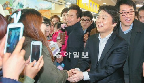 安, 제주 지하상가 방문 무소속 안철수 후보가 1일 저녁 제주시 일도1동 중앙로 지하상가를 방문해 시민들과 인사를 나누고 있다. 제주=박영대 기자 sannae@donga.com