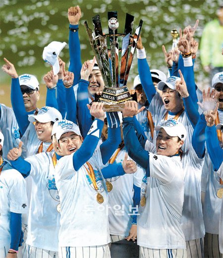 우승 포효 삼성이 한국시리즈를 2연패했다. 삼성은 1일 잠실구장에서 열린 SK와의 한국시리즈 6차전에서 7-0의 대승을 거두며 시리즈 전적 4승 2패로 정상에 올랐다. 한국시리즈 최우수선수(MVP)로 뽑힌 이승엽(앞줄 오른쪽) 등 삼성 선수들이 우승 트로피를 들어올리며 환호하고 있다. 전영한 기자 scoopjyh@donga.com