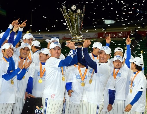 1일 오후 서울 잠실야구장에서 열린 2012 프로야구 삼성과 SK의 한국시리즈 6차전 경기에서 삼성이 7-0으로 승리를 거두고 챔피언에 올랐다. 경기종료 후 시상식에서 진갑용과 이승엽이 우승 트로피를 들고 있다.
잠실ㅣ박화용 기자 inphoto@donga.com 트위터 @seven7sola