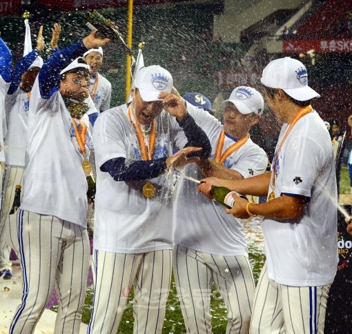 1일 저녁 서울 잠실야구장에서 열린 2012 프로야구 삼성과 SK의 한국시리즈 6차전 경기에서 삼성이 7-0으로 승리를 거두고 챔피언에 올랐다. 경기종료 후 시상식에서 이승엽이 MVP를 수상 한 후 샴폐인 세레를 받고 있다.
잠실ㅣ박화용 기자 inphoto@donga.com 트위터 @seven7sola