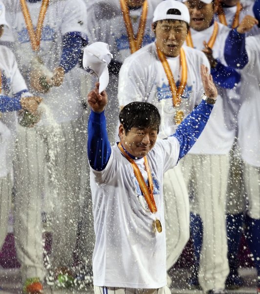 삼성 류중일 감독은 말하는 것보다 듣는 것을, 지시하는 것보다 지켜봐주는 것을 즐긴다. 삼성의 탄탄한 신구조화 중심에는 류 감독 
리더십이 있다. 류 감독이 1일 한국시리즈 우승을 확정한 뒤 선수들의 축하를 받으며 팬들의 환호에 답하고 있다. 사진제공｜스포츠코리아