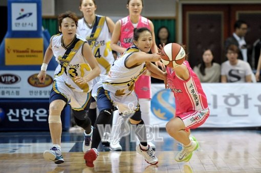 김단비의 20점 활약을 앞세운 신한은행이 2일 하나외환을 꺾고 이번 시즌 6전 전승을 기록했다. 사진제공｜WKBL