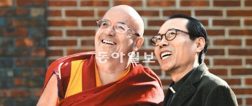 마티유 리카르 스님(왼쪽)과 차동엽 신부는 “사람은 홀로 행복할 수 없다”며 “자비와 이타적 사랑을 통해 사람들과 나눠야 비로소 행복으로 가는 열쇠를 손에 쥘 수 있다”고 말했다. 신원건 기자 laputa@donga.com