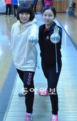 “현희 언니랑 같은 플뢰레, 같은 왼손잡이예요!” 간경화를 앓던 이모에게 간 이식을 해 준 김인 양(왼쪽)이 2일 자신을 돕기 위해 학교를 찾은 런던 올림픽 펜싱 동메달리스트 남현희 선수와 함께 찌르기 동작을 하며 환하게 웃고 있다. 성남=김태웅 기자 pibak@donga.com