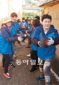 본격적인 월동 준비가 한창인 3일 광주시 동림동에서 전국에서 모인 카페베네 대학생 청년봉사단원 100여 명이 장애인 가정과 저소득 홀몸노인 가구 등에 연탄배달 자원봉사활동을 하고 있다. 이들은 연탄은행에서 선정한 15가구에 3000장의 월동용 연탄을 전달했다. 박영철 기자 skyblue@donga.com