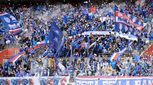 수원 응원단이 깃발을 흔들며 열띤 응원을 펼치고 있다. 상암｜김종원 기자