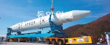 한국의 첫 우주발사체 나로호가 지난달 24일 3차 발사를 위해 발사대로 옮겨지고 있다. 8000억 원 이상의 연구개발비가 투입된 나로호는 3차 발사를 앞두고 1단 로켓의 고무 재질 부품에 문제가 생겨 이달 중순으로 발사가 늦춰졌다. 동아일보 DB