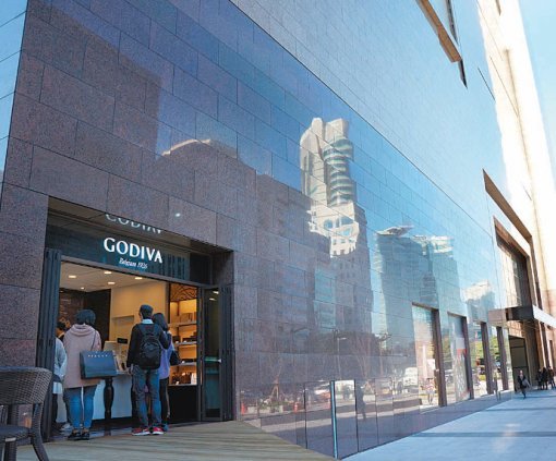 지난달 문을 연 현대백화점 무역센터점 1층 초콜릿 카페 ‘고디바’. 외벽을 파내 만든 이색 카페다. 현대백화점 측은 “백화점을 지역 명소로 만들기 위한 전략”이라고 설명했다. 현대백화점 제공