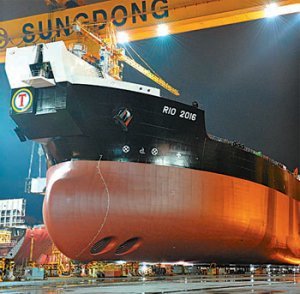 성동조선해양이 5일 경남 통영 조선소에서 육상에서 건조한 셔틀탱커를 바다에 띄우는 데 성공했다. 사진은 셔틀탱커가 바다로 이동하는 모습. 성동조선해양 제공