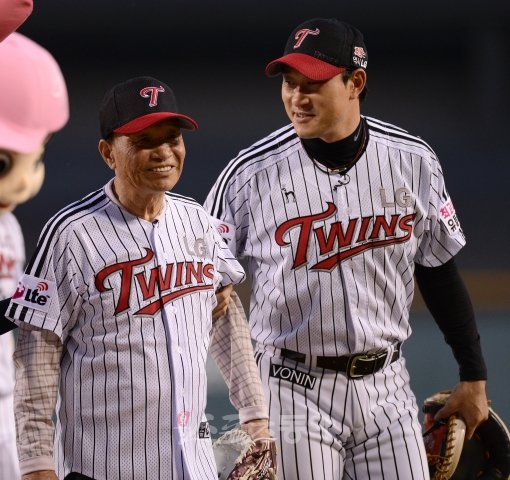 봉중근 선수의 아버지 봉동식 씨(왼쪽)-봉주근. 스포츠동아Db