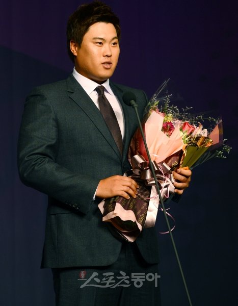 메이저리그 도전에 대한 포부는 크지만 ‘대한민국 에이스’로 자존심이 더 중요하다. 한화 류현진이 5일 ‘2012 팔도 프로야구’ 
시상식에서 최다탈삼진상을 받은 후 “구단과 정한 기준에 (포스팅 금액이) 부족하면 절대 가지 않겠다”고 말했다. 박화용 기자 
inphoto@donga.com 트위터 @seven7sola