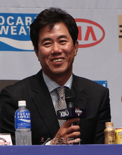 롯데는 5일 김시진 전 넥센 감독을 제15대 감독으로 영입했다고 발표했다. 김시진 신임 롯데 감독은 “선수로 팬들에게 보답하지 
못한 것을 감독으로 꼭 이루겠다”고 다짐했다. 스포츠동아 DB