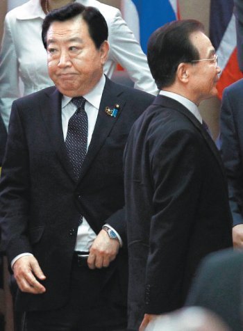 라오스 ASEM회의 개막… 냉랭한 中-日 정상 라오스 수도 비엔티안에서 5일 개막한 제9차 아시아유럽정상회의(ASEM)에서 원자바오 중국 총리(오른쪽 등을 돌린 사람)가 노다 
요시히코 총리(왼쪽)를 지나치고 있다. 센카쿠 열도(중국명 댜오위다오) 영유권 분쟁으로 최근 외교 마찰을 빚고 있는 양국 관계를 
대변하듯 두 사람 사이에 찬바람이 부는 듯하다. 비엔티안=로이터 연합뉴스