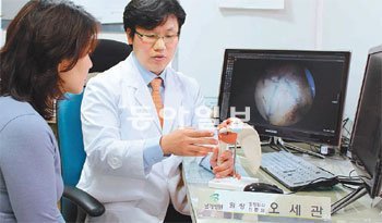 오세관 날개병원 원장이 환자에게 관절 질환에 대해 설명하고 있다. 오 원장은 “어깨통증을 나이가 들면 나타나는 걸로 잘못 알고 방치해 치료시기를 놓치는 경우가 많다”고 지적했다. 날개병원 제공