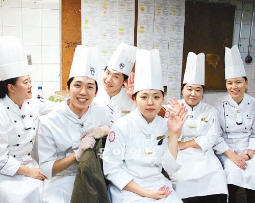 과테말라 한국음식페스티벌에 참가한 우송대 한식조리팀. 왼쪽부터 고은희 교수, 학생 이강원 문진현 주지은 김지혜 씨, 글로벌한식조리학과 박진희 교수. 이기진 기자 doyoce@donga.com