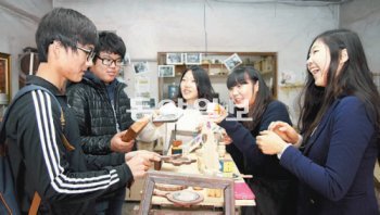 2일 대구 중구 계산동 주민목공소에서 구미 현일중 학생들이 주민들이 만든 목공예 작품을 보며 즐거워하고 있다. 장영훈 기자 jang@donga.com