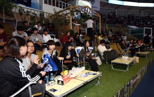 스포테인먼트를 위해 남자프로배구 삼성화재가 내놓은 야심작은 ‘피크닉 존’이다. 배구도 보고, 소풍 분위기도 낼 수 있어 입소문이 자자하다. 사진제공｜삼성화재