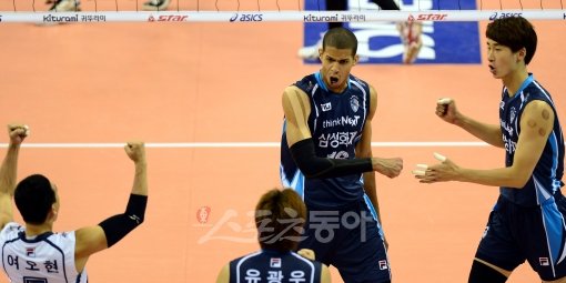 삼성화재 레오(오른쪽)가 6일 구미 박정희체육관에서 열린 LIG손해보험과 경기에서 공격을 성공시킨 뒤 동료들과 환호하고 있다. 구미｜김민성 기자 marineboy@donga.com 트위터 @bluemarine007