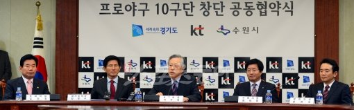 6일 오후 수원 경기도청 회의실에서 진행된 프로야구 10구단 창단 공동 기자회견에서 김문수 경기도지사, 이석채 KT회장, 염태영 수원시장(왼쪽부터)이 MOU를 채결한 후 포토타임을 갖고 있다. 수원ㅣ박화용 기자 inphoto@donga.com 트위터 @seven7sola