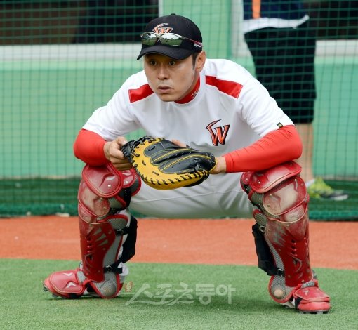 ‘명포수’ 박경완(SK)의 거취가 뜨거운 감자로 떠올랐다. 선수 스스로 FA(프리에이전트) 선언을 하지 않는다고 밝혔지만, NC의 각 구단 보호선수 20인 외 특별지명에 따른 이적 또는 방출 등 이동가능성이 점쳐지고 있다. 스포츠동아DB