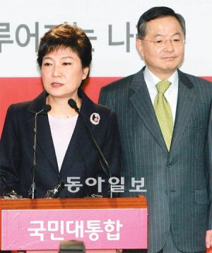 朴, 정치쇄신안 발표 새누리당 박근혜 대선후보가 6일 서울 여의도 당사에서 집권 뒤 대통령 4년 중임제 개헌 추진을 포함한 정치쇄신안을 발표하고 있다. 오른쪽은 안대희 정치쇄신특별위원장. 김동주 기자 zoo@donga.com