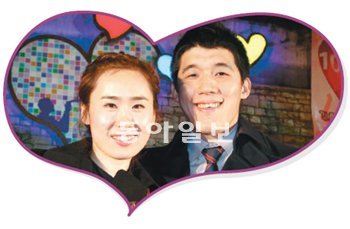 6일 오후 청계천 두물다리 ‘청혼의 벽’에서 1000번째 커플인 오지훈 씨(오른쪽)와 여자친구 김효미 씨가 커플 인증 사진을 찍고 있다. 김미옥 기자 salt@donga.com