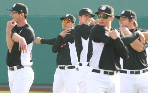 호주리그에서 2년 연속 세이브왕에 오른 구대성(왼쪽 2번째)이 7일 사직구장에서 호주 대표 퍼스 히트 선수들과 함께 몸을 풀며 2012아시아시리즈를 준비하고 있다. 사진제공｜스포츠코리아