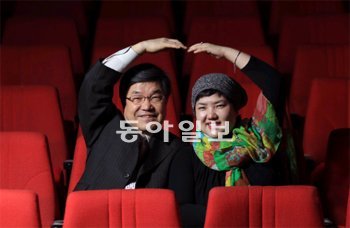 14일 실버극장이자 다문화극장으로 개관하는 안산명화극장 객석에 앉은 대표 김익환 씨(왼쪽)와 서울의 허리우드 실버영화관 대표 김은주 씨. 부녀는 “매일 새벽까지 실버극장 일을 하지만 어르신들의 재능기부와 자원봉사가 큰 도움이 된다”고 말했다. 안산=신원건 기자 laputa@donga.com