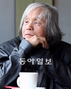 짧은 스포츠머리를 고집하던 신중현의 머리칼은 어깨에 닿을 정도로 길어 있었다. “록의 진수를 보여드리려고 머리까지 길렀어요. (웃음) 헤드뱅잉까지는 자신이 없어요, 어지러워가지고….” 김미옥 기자 salt@donga.com