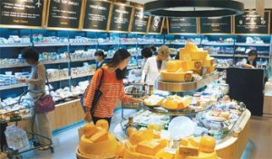 8월 확장해 문을 연 현대백화점 압구정 본점의 치즈바 ‘라 프로마제리(La Fromagerie)’. 국내에서 가장 많은 치즈 제품 370여 종을 구입할 수 있다. 현대백화점 제공