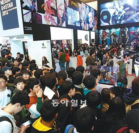 8일 부산 벡스코에서 막을 올린 게임전시회 ‘지스타 2012’에서 관람객들이 대형 화면으로 중계되는 ‘스타크래프트2’ 경기를 지켜보고 있다. 대학수학능력시험일인 이날 행사장을 찾은 관람객의 대부분은 중고교생이었다. 부산=최재호 기자 choijh92@donga.com