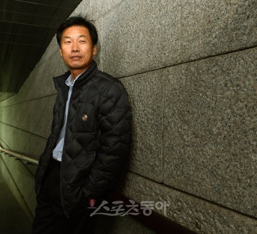 LG는 통산 2차례 한국시리즈 우승을 차지했다. 그 때마다 MVP는 그의 차지였다. 김용수는 LG의 전성기 선발과 마무리로 전천후 활약을 펼치며 마운드를 지켰다. 20년 가까이 우승에 목마른 LG 팬들에게 김용수라는 존재는 전설이자, 향수다. 박화용 기자 inphoto@donga.com 트위터@seven7sola