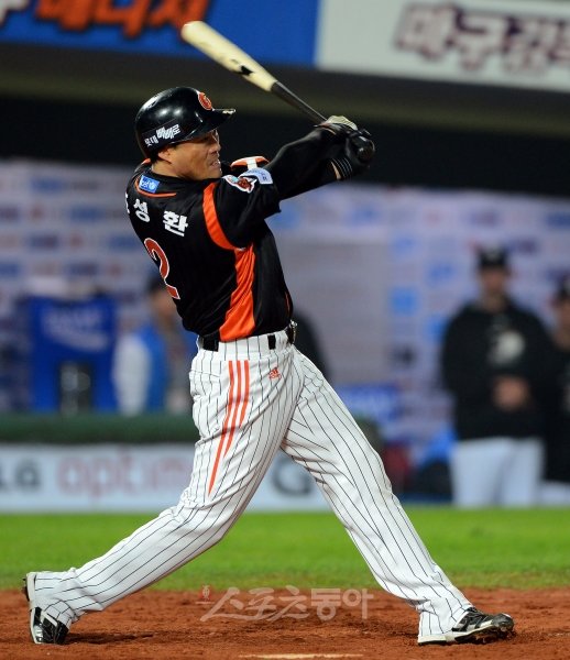 8일 저녁 부산 사직야구장에서 열린 2012아시아시리즈 롯데와 호주 퍼스히트의 경기에서 롯데 조성환이 4회초 2사 만루 타석에서 2타점 적시타를 치고  있다. 사직ㅣ박화용 기자 inphoto@donga.com 트위터 @seven7sola