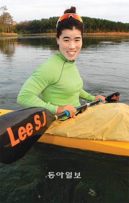 ‘카누 여제’ 이순자는 올해 전국체전에서 대회 13연패 달성에 실패했지만 “앞으로 10년은 거뜬할 것 같다”며 강한 의욕을 보였다. 지난달 28일 소속 팀 전북도체육회의 훈련장인 군산 은파저수지에서 이순자가 패들을 잡은 채 환한 미소로 포즈를 취했다. 군산=박영철 기자 skyblue@donga.com