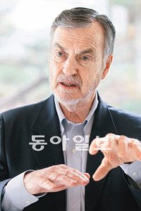 부부상담 전문가인 하빌 헨드릭스 박사가 7일 서울 종로구 삼청동의 한 카페에서 동아일보와 인터뷰하고 있다. 그는 “상대방의 상처를 이해하는 대화법이 필요하다”고 강조했다. 전영한 기자 scoopjyh@donga.com