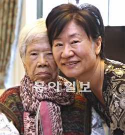 6일 막내딸 정인숙 씨(오른쪽)가 서울 송파구 잠실동의 자택에서 “행복하시죠?”라고 묻자 양애자 할머니가 “행복하다”고 답했다. 1993년부터 어린이재단에 기부해 온 양 할머니는 자신 소유의 아파트도 최근 기부했다. 초록우산 어린이재단 제공
