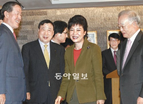 商議 방문한 朴… 새누리당 박근혜 대선후보가 8일 서울 중구 대한상공회의소에서 경제5단체장과 간담회를 하기에 앞서 허창수 전국경제인연합회장(왼쪽), 이희범 한국경영자총협회장(왼쪽에서 두 번째), 손경식 대한상의 회장(오른쪽) 등과 인사를 나누고 있다. 안철민 기자 acm08@donga.com